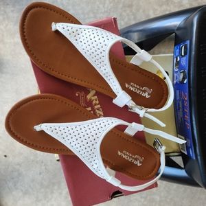 Arizona Size 8.5 Medium White Thong Sandal